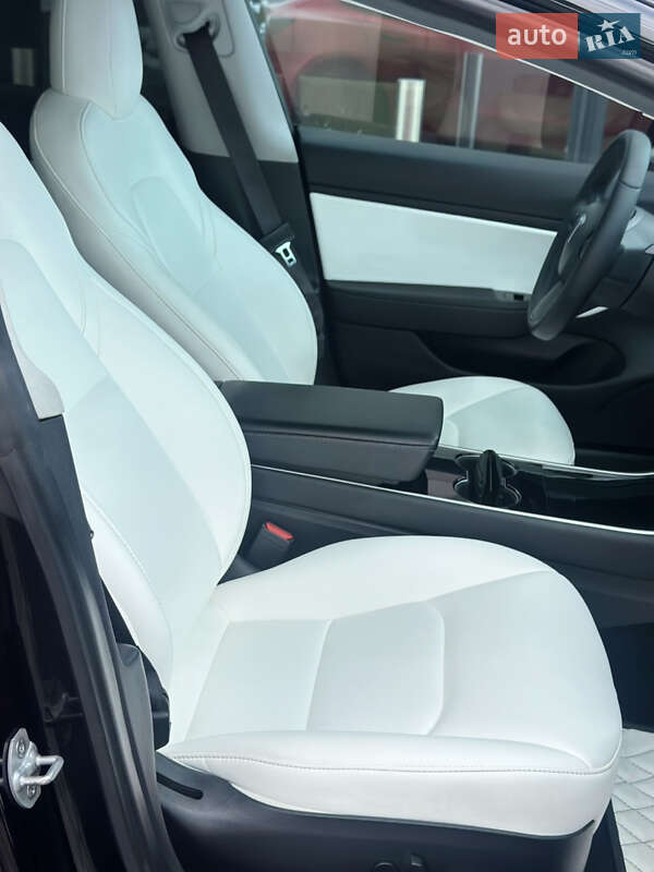 Седан Tesla Model 3 2019 в Львове