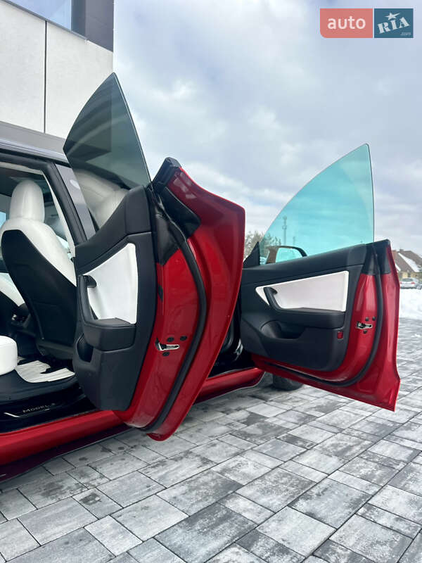 Седан Tesla Model 3 2019 в Львове