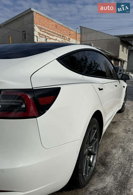 Седан Tesla Model 3 2021 в Львове