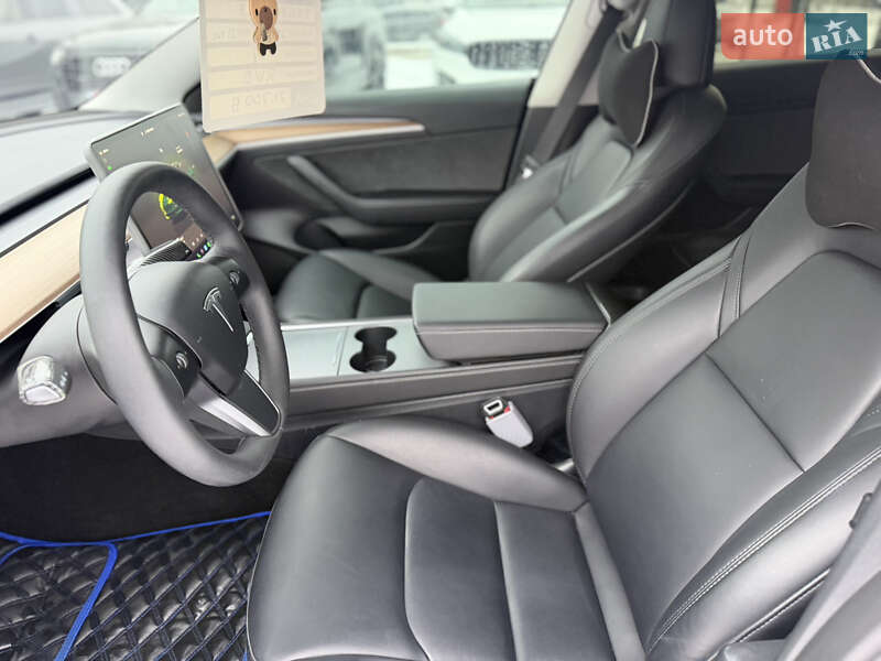 Седан Tesla Model 3 2023 в Львове