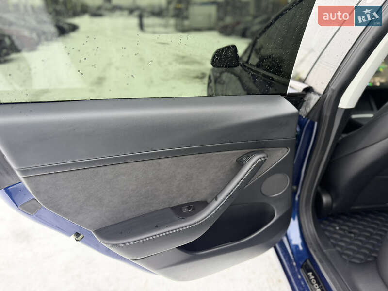 Седан Tesla Model 3 2023 в Львове