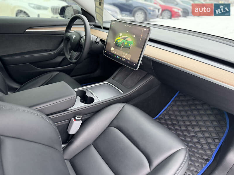 Седан Tesla Model 3 2023 в Львове