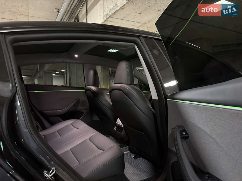Седан Tesla Model 3 2025 в Тернополе