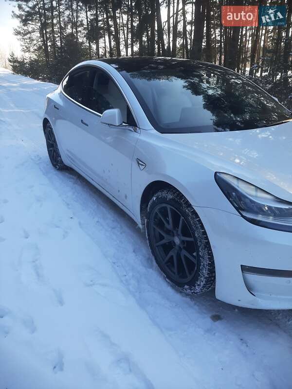 Седан Tesla Model 3 2019 в Остроге