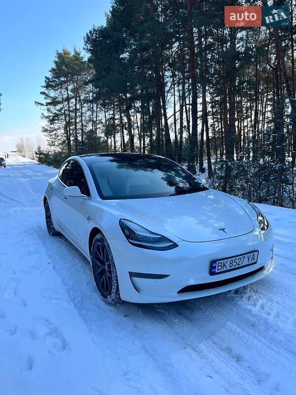 Седан Tesla Model 3 2019 в Остроге