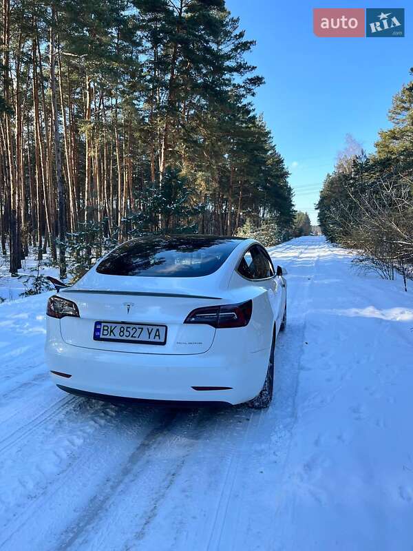 Седан Tesla Model 3 2019 в Остроге