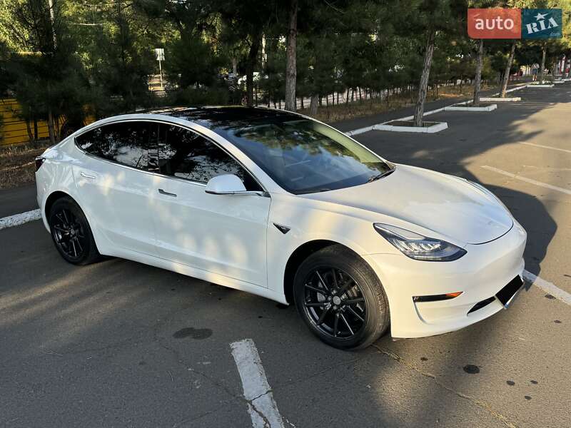 Седан Tesla Model 3 2018 в Одесі