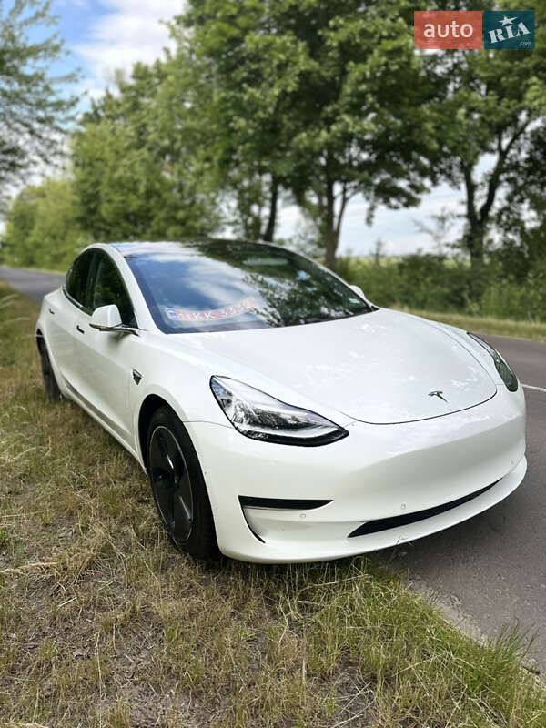 Седан Tesla Model 3 2020 в Львове