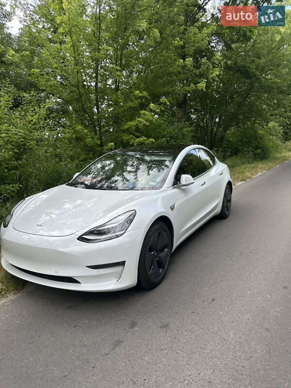Седан Tesla Model 3 2020 в Львове