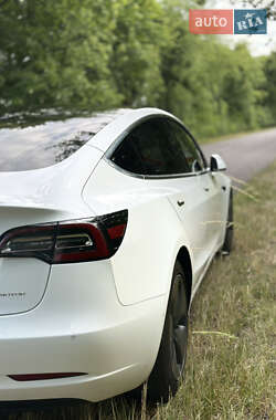 Седан Tesla Model 3 2020 в Львове