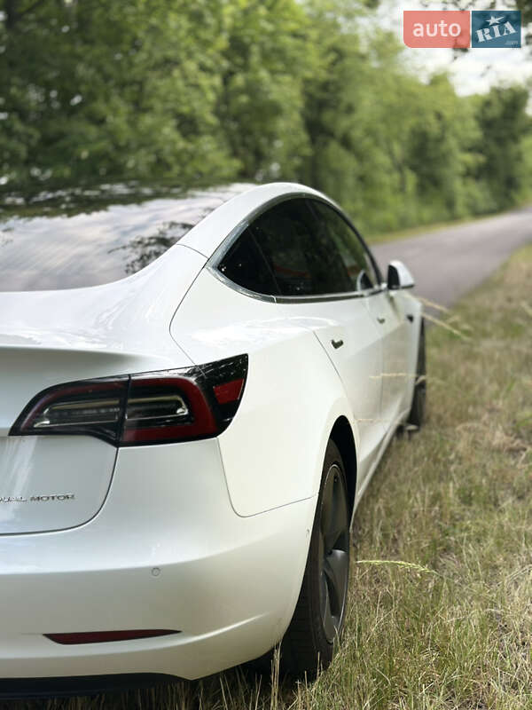 Седан Tesla Model 3 2020 в Львове
