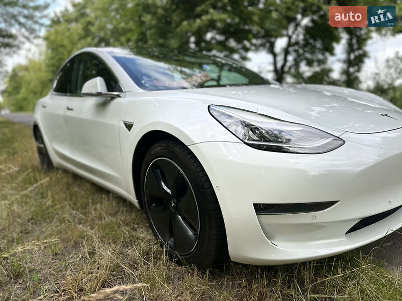 Седан Tesla Model 3 2020 в Львове