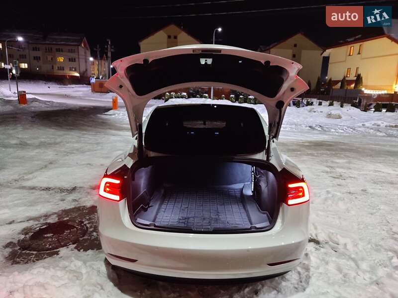 Седан Tesla Model 3 2021 в Львове