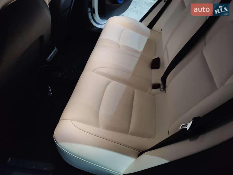 Седан Tesla Model 3 2021 в Львове