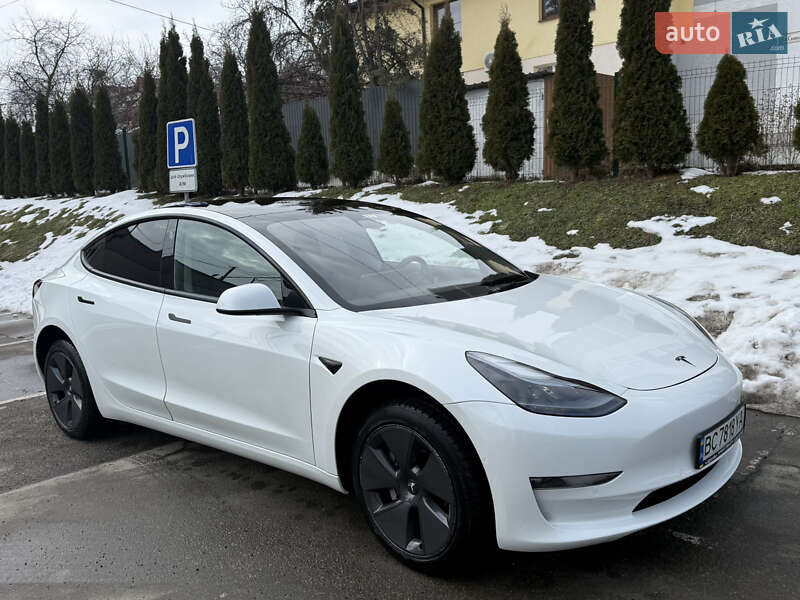 Седан Tesla Model 3 2021 в Львове