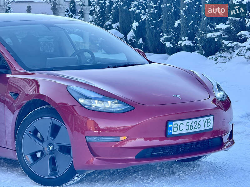 Седан Tesla Model 3 2023 в Стрию