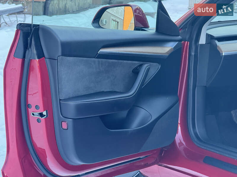 Седан Tesla Model 3 2023 в Стрию