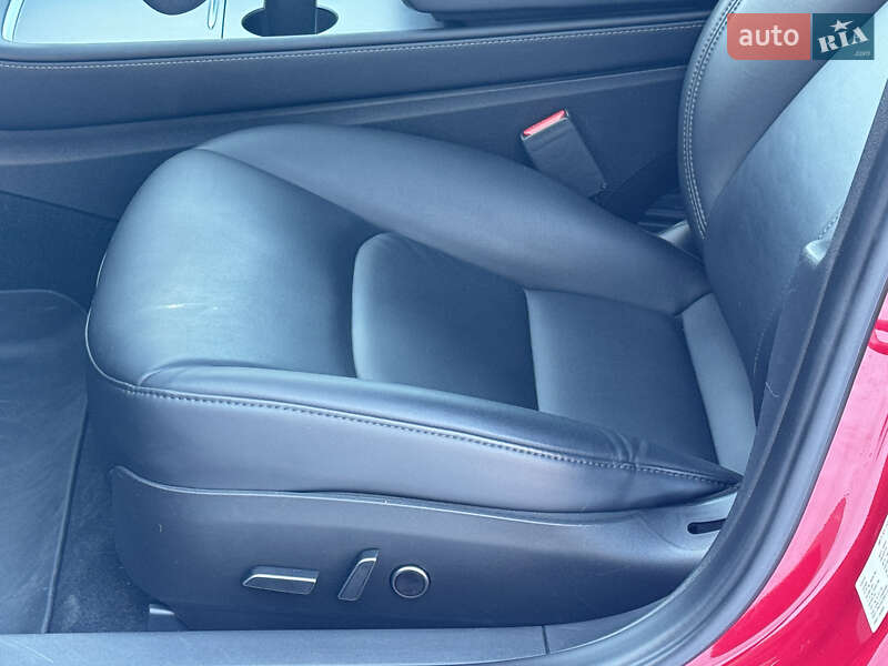 Седан Tesla Model 3 2023 в Стрию