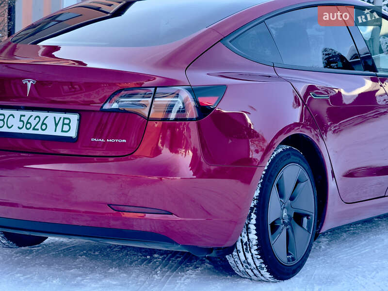 Седан Tesla Model 3 2023 в Стрию