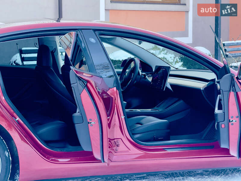 Седан Tesla Model 3 2023 в Стрию