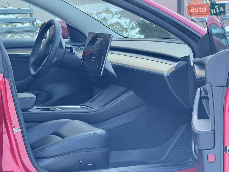 Седан Tesla Model 3 2023 в Стрию