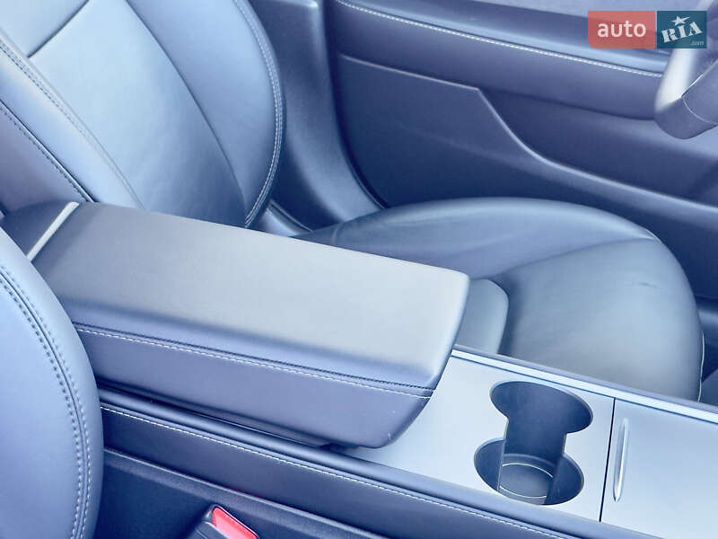 Седан Tesla Model 3 2023 в Стрию