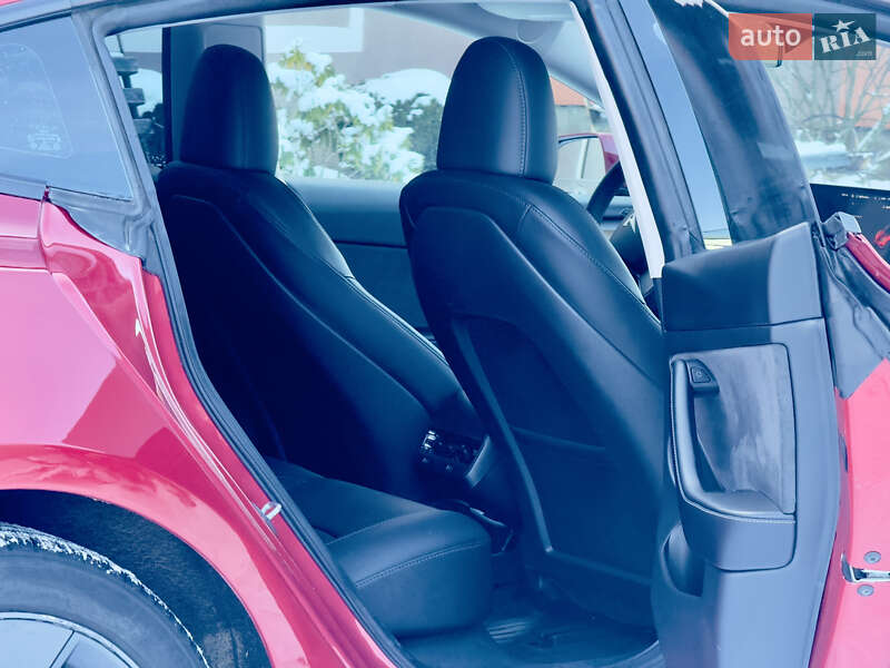 Седан Tesla Model 3 2023 в Стрию