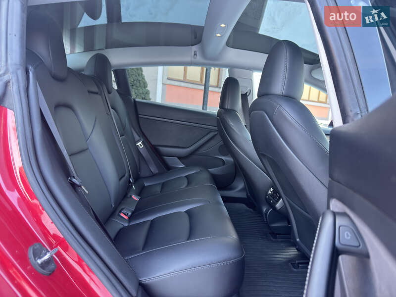 Седан Tesla Model 3 2023 в Стрию