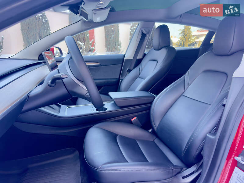 Седан Tesla Model 3 2023 в Стрию