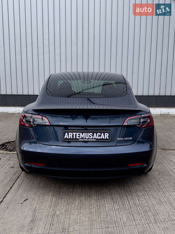 Седан Tesla Model 3 2023 в Черновцах