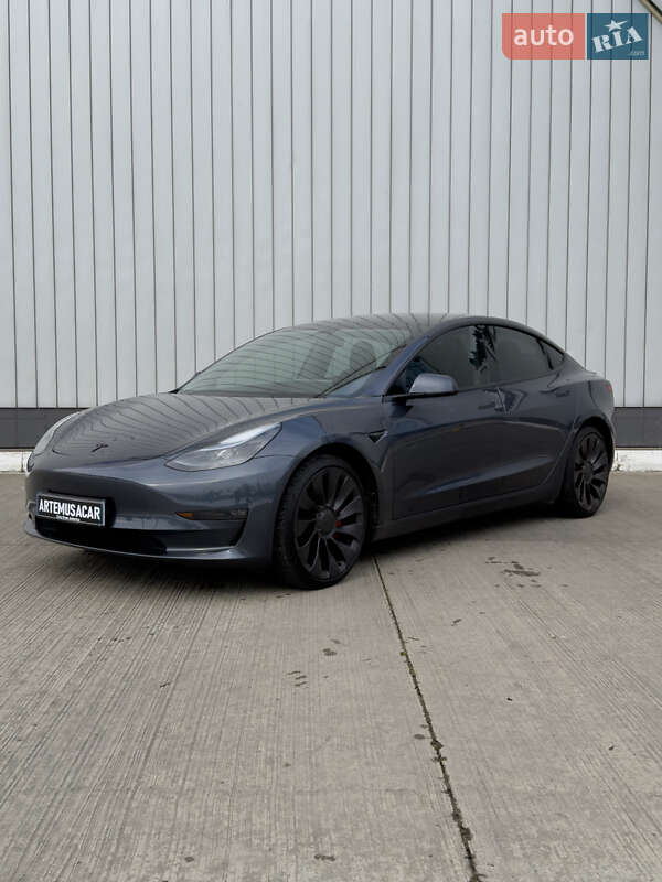 Седан Tesla Model 3 2023 в Черновцах