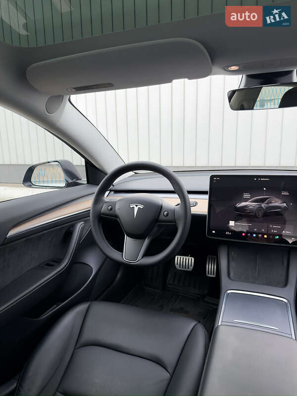 Седан Tesla Model 3 2023 в Черновцах