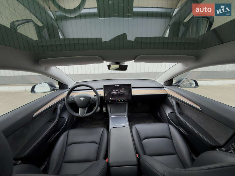 Седан Tesla Model 3 2023 в Черновцах