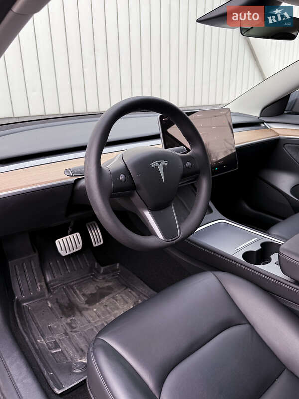 Седан Tesla Model 3 2023 в Черновцах
