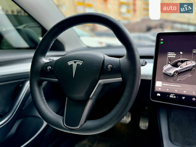 Седан Tesla Model 3 2022 в Чернівцях