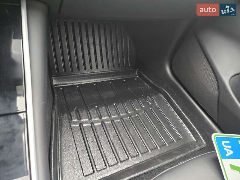 Седан Tesla Model 3 2019 в Снятині