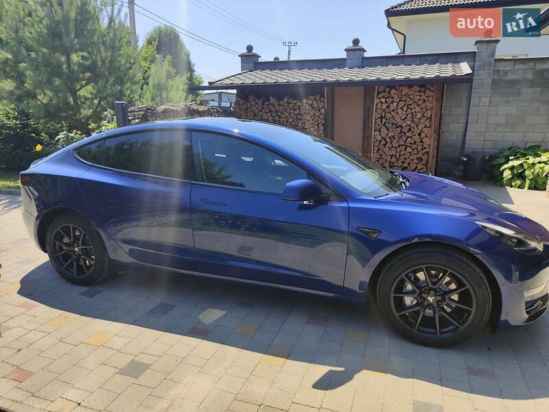 Седан Tesla Model 3 2022 в Ровно