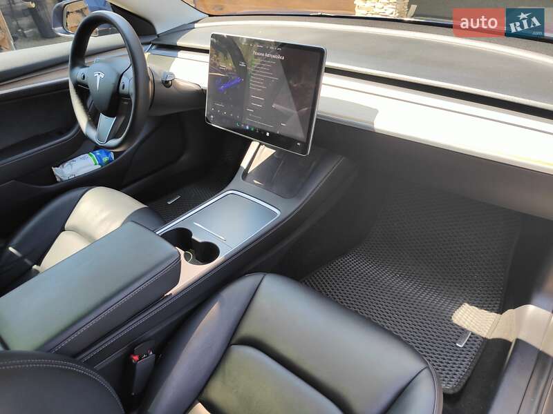 Седан Tesla Model 3 2022 в Ровно