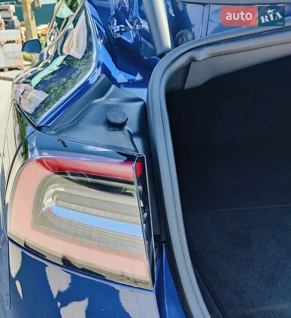 Седан Tesla Model 3 2022 в Ровно