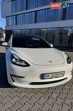 Седан Tesla Model 3 2022 в Ровно
