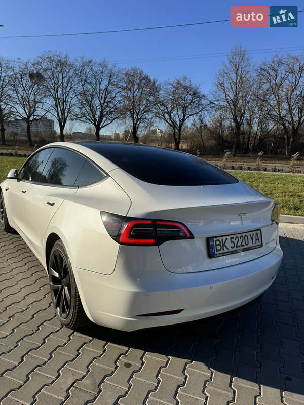 Седан Tesla Model 3 2022 в Ровно