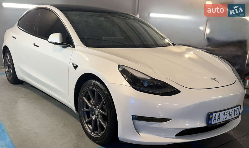 Седан Tesla Model 3 2021 в Буче