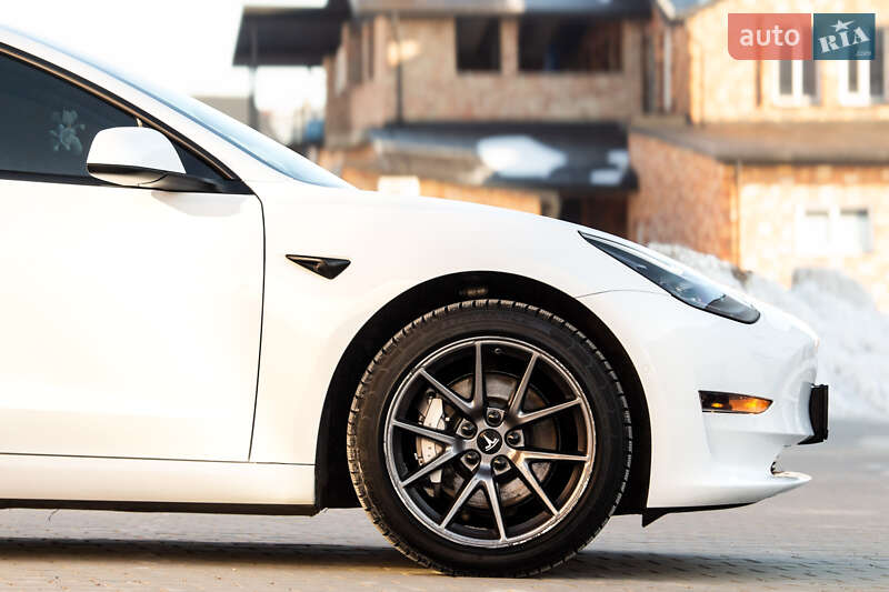 Седан Tesla Model 3 2022 в Львові