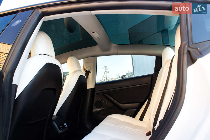 Седан Tesla Model 3 2022 в Львові