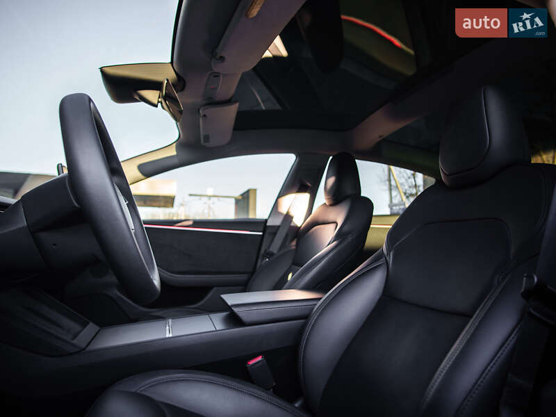 Седан Tesla Model 3 2025 в Ужгороде