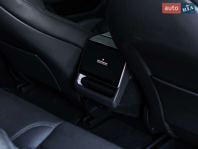 Седан Tesla Model 3 2025 в Ужгороде