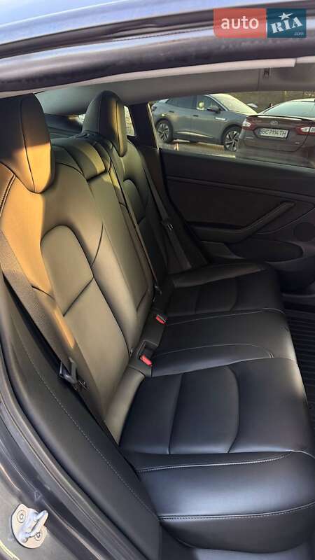 Седан Tesla Model 3 2023 в Львові