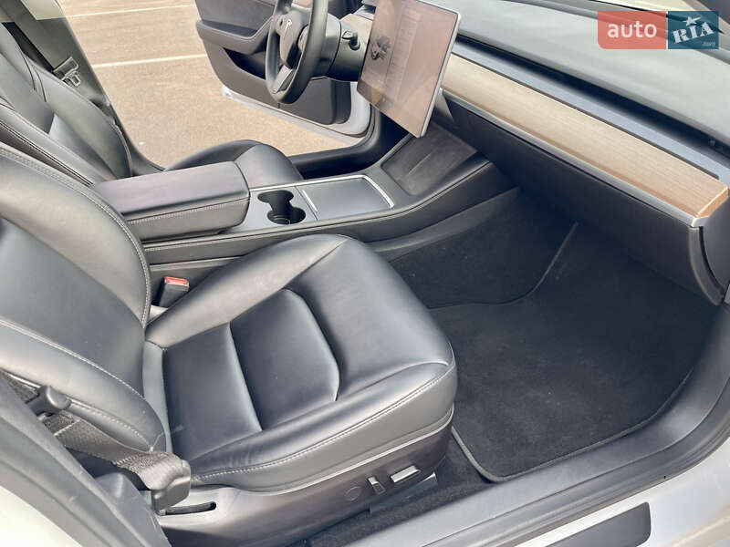 Седан Tesla Model 3 2021 в Киеве