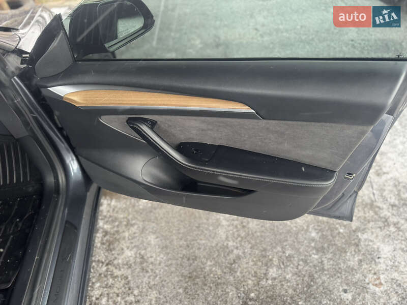 Седан Tesla Model 3 2021 в Кривому Розі