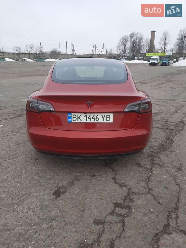 Седан Tesla Model 3 2022 в Ровно